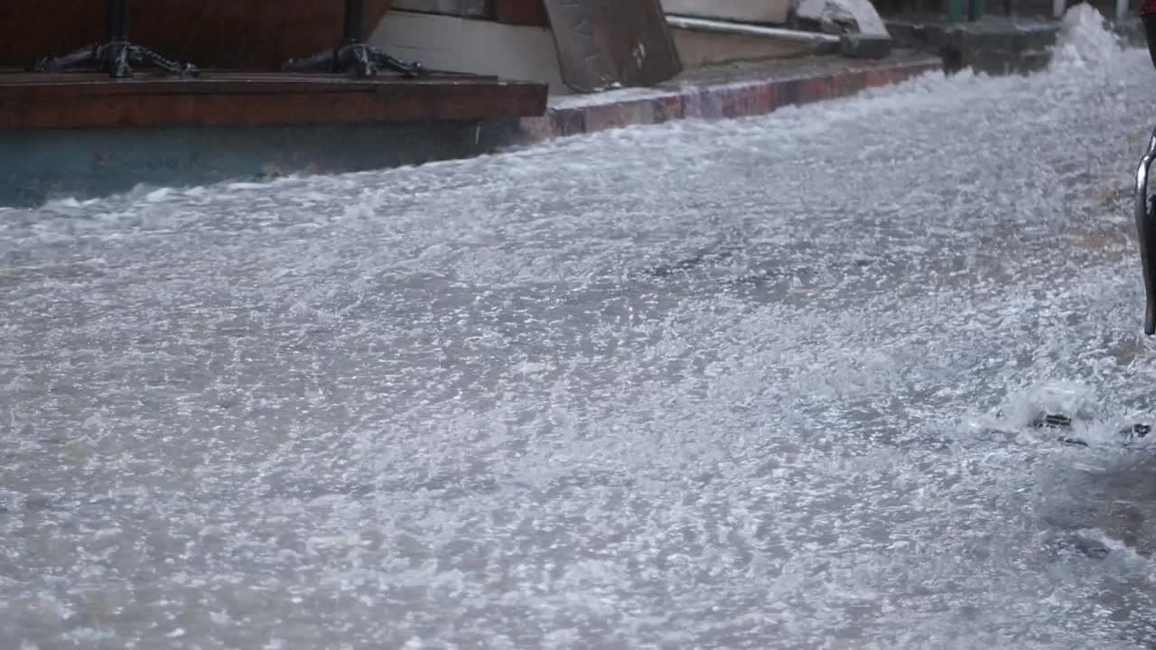 비가 오는 거리 장면