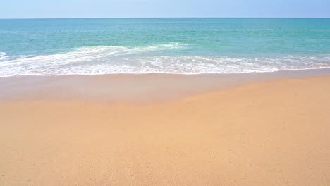 Exotischer-Tropischer-Leerer-Sandstrand-Und-Meereswellen,-Statischer-Zeitlupenvoller-Rahmen