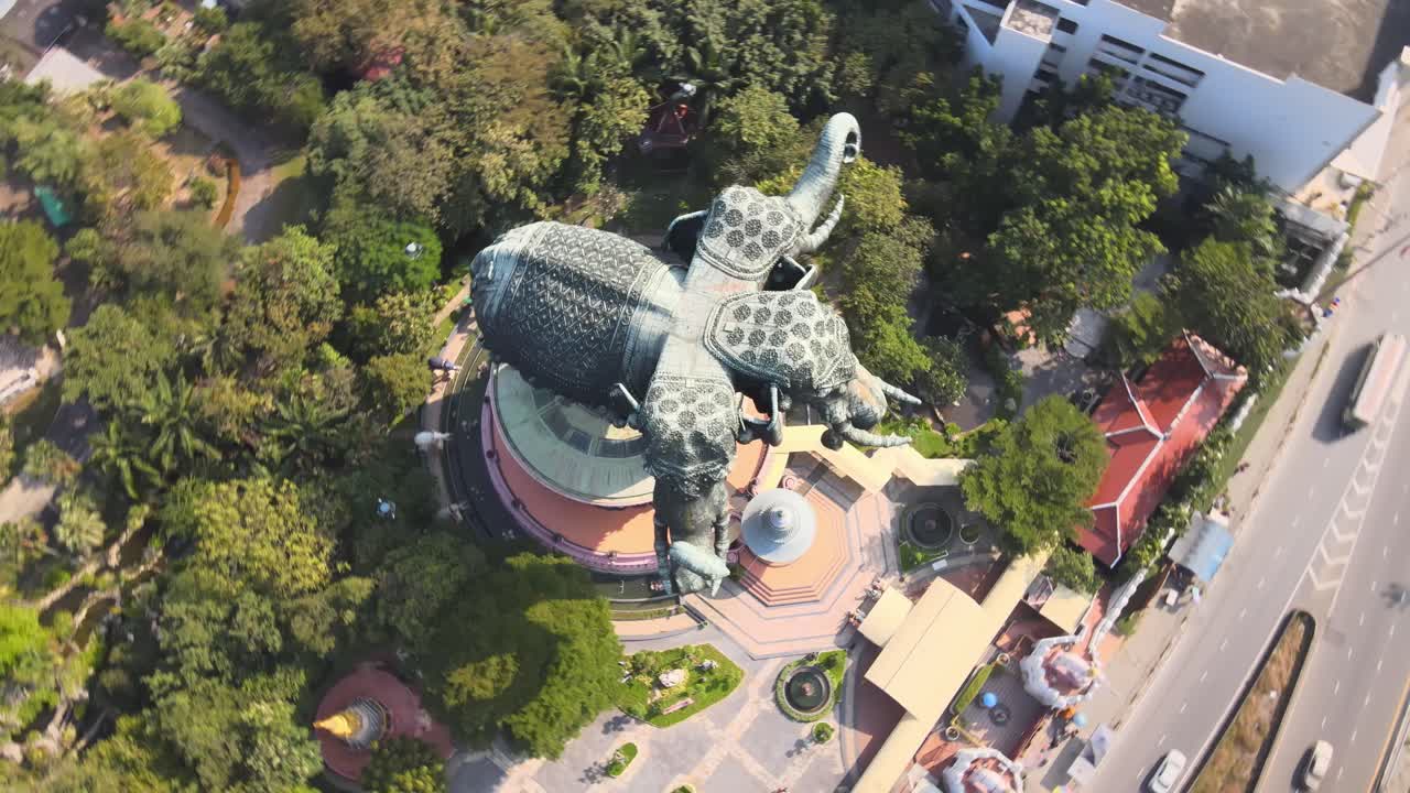 4k гигантская конструкция из трехголового слона