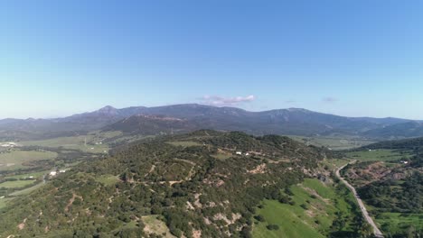 toma aérea del hermoso paisaje de medina sidonia en cádiz en españa con vistas a las colinas, árboles y montañas en el fondo en un día soleado