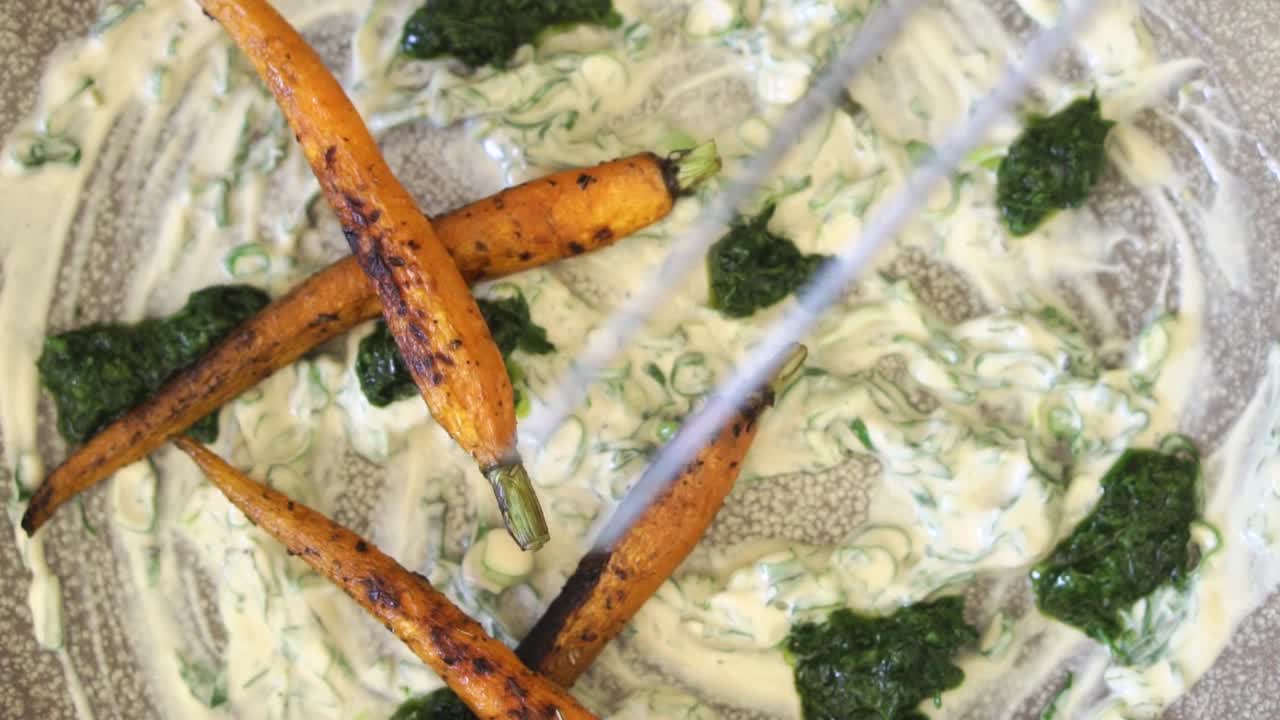 신선한 야채를 곁들인 고급 샐러드 요리의 오버헤드 뷰 플레이팅