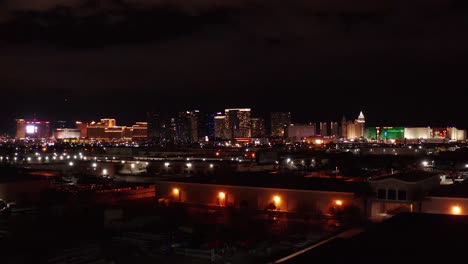 Amplia-Toma-Aérea-Ascendente-Del-Sur-Y-Centro-De-La-Franja-De-Las-Vegas-En-La-Noche