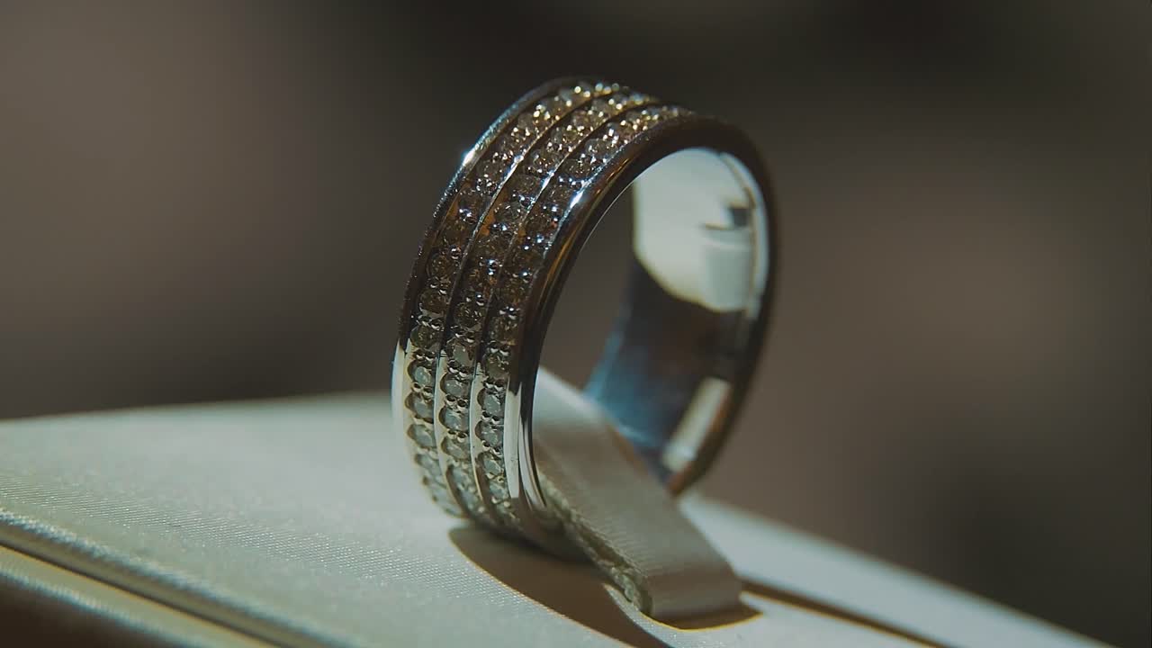 бриллиантовое кольцо на выставке