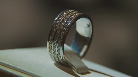 anillo de diamantes en exhibición