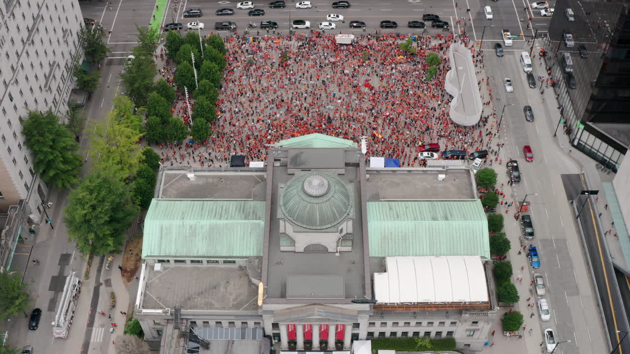 mucha gente se reúne en una protesta del día de cancelación de canadá, sobrevuelo de drones aéreos