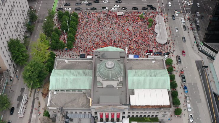 Molte persone si radunano a una protesta "Cancel Canada Day", sorvolo con drone