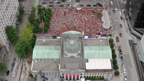 Mucha-Gente-Se-Reúne-En-Una-Protesta-Del-Día-De-Cancelación-De-Canadá,-Sobrevuelo-De-Drones-Aéreos