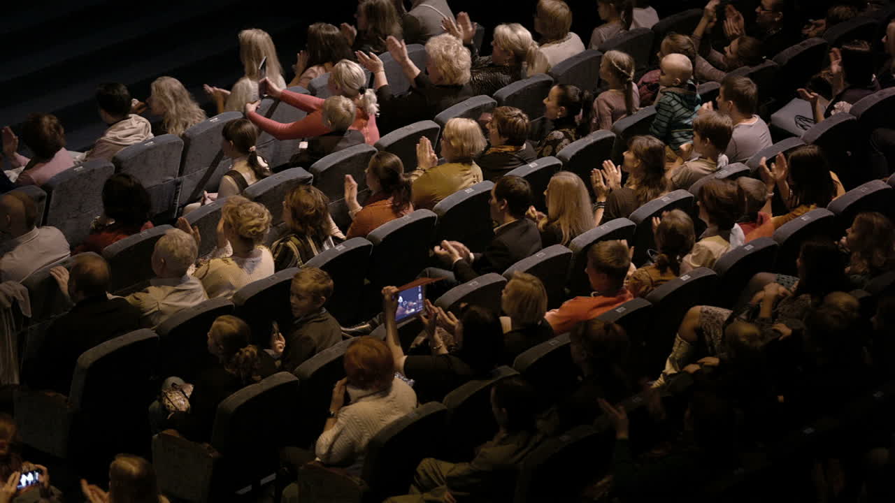 Pubblico che applaude durante un evento spettacolare