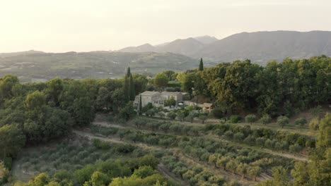 Vista-Aérea-De-La-Antigua-Villa-En-Provence-Junto-A-Los-Olivos-En-Francia