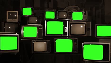 nueve televisores vintage con pantallas verdes en una instalación de pila de televisores retro. tono sepia. hacer zoom.