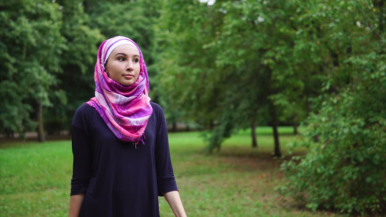 공원에서 운동하는 무슬림 여성