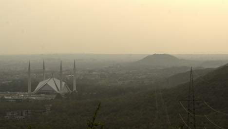 toma de la mezquita faisal y el paisaje circundante en islamabad en pakistán