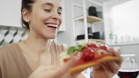 Video-De-Seguimiento-De-Mujeres-Comiendo-Una-Pizza-Hecha-A-Mano.