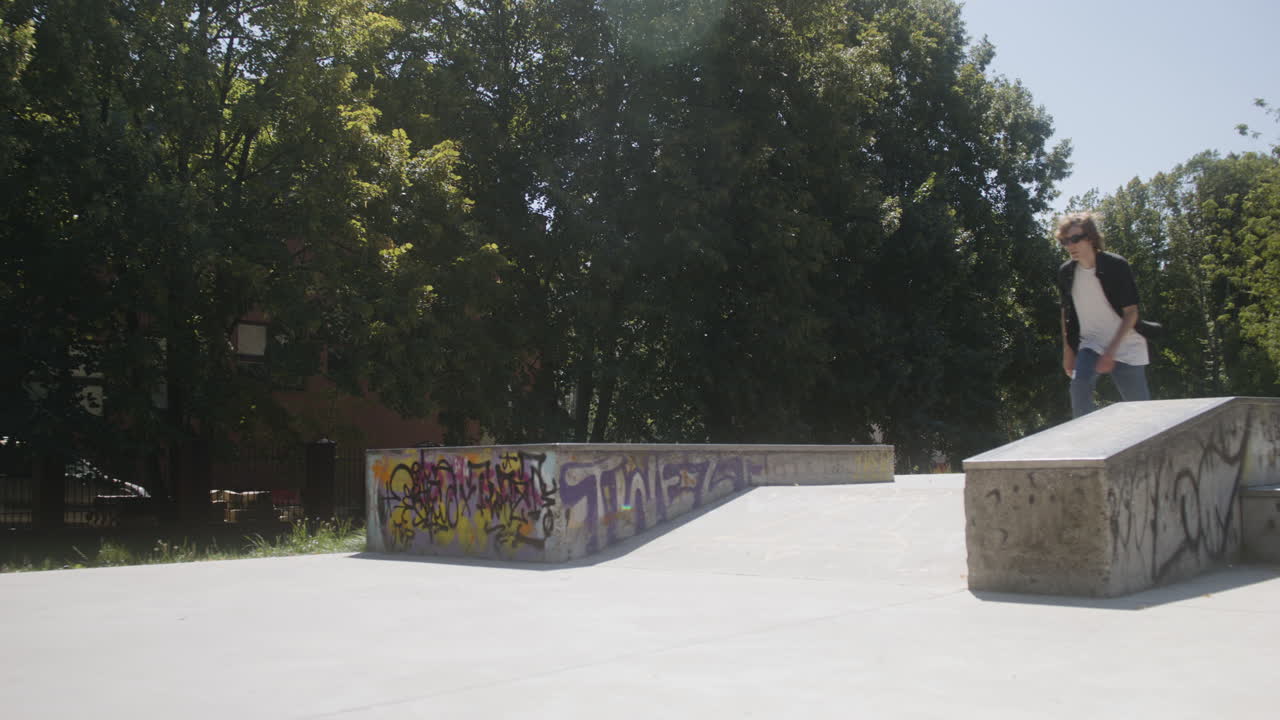 스케이트파크에 있는 백인 소년.