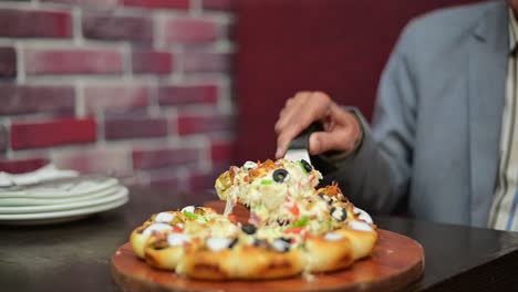 con un hombre comiendo pizza en una cafetería