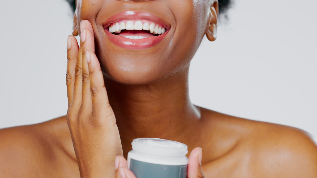 mujer negra, cara y crema