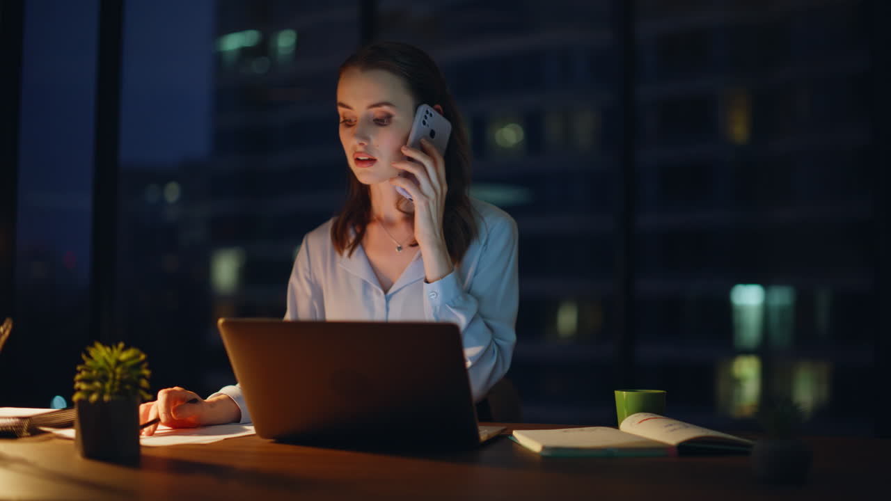 mujer que trabaja hasta tarde en la oficina