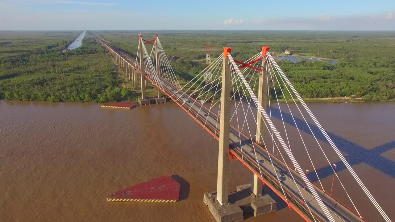 Video aereo di un ponte