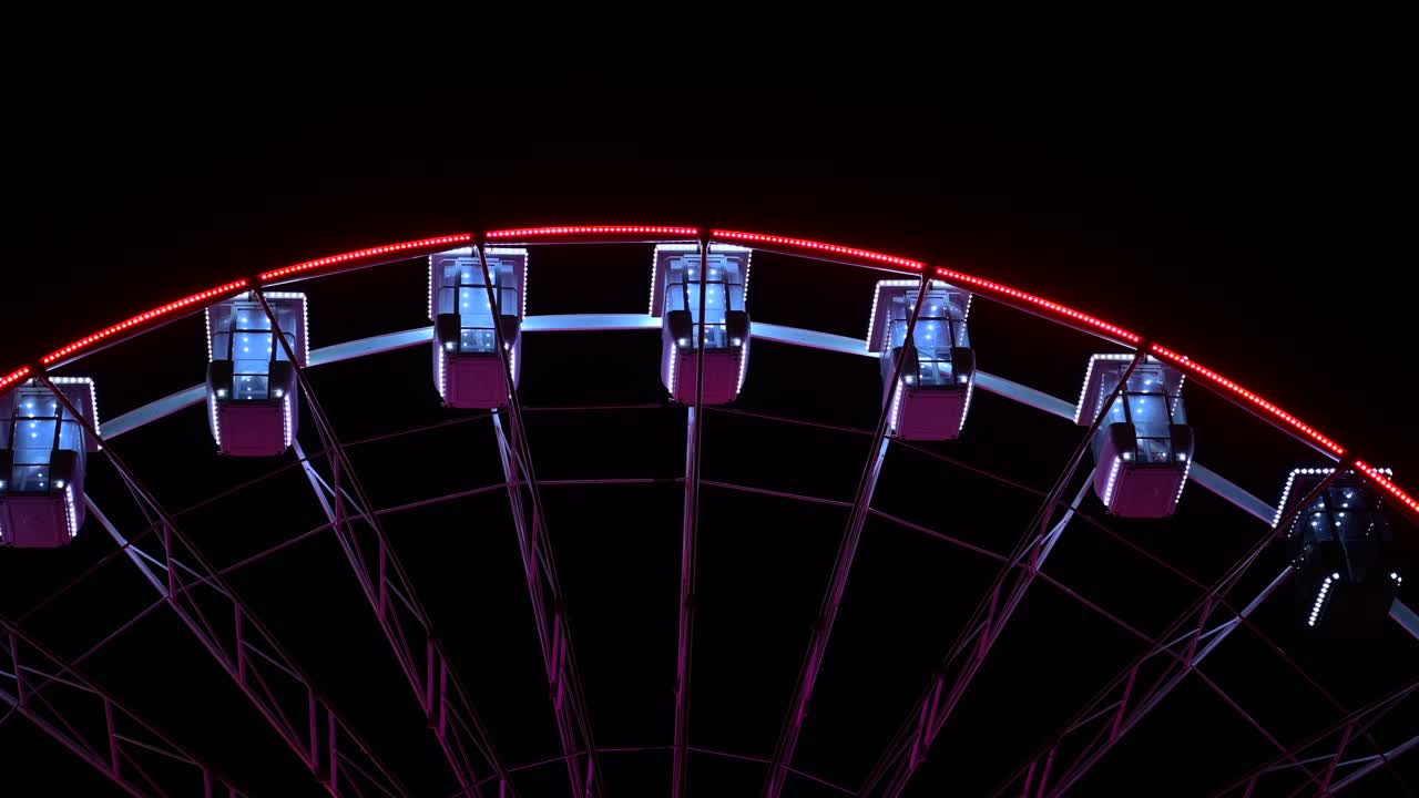 어두운 하늘을 배경으로 다채로운 조명을 가진 페리스