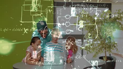 animación de fórmulas matemáticas que se mueven sobre alumnos felices y diversos que trabajan en una computadora portátil