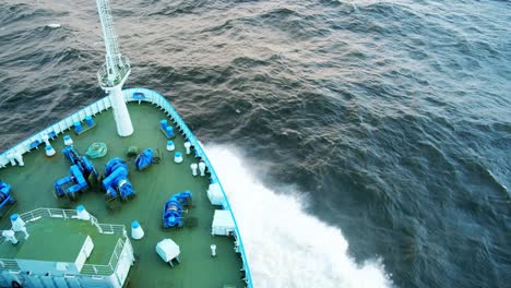 las olas de tormenta del mar rompen en la proa del barco. guardia costera durante una tormenta en el océano