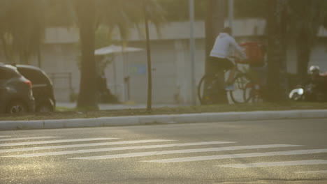 Fahrräder,-Die-Auf-Dem-Radweg-Einer-Großstadt-Unter-Dem-Goldenen-Licht-Des-Sonnenuntergangs-Fahren,-Gefilmt-In-Zeitlupe-In-4k-High-Definition