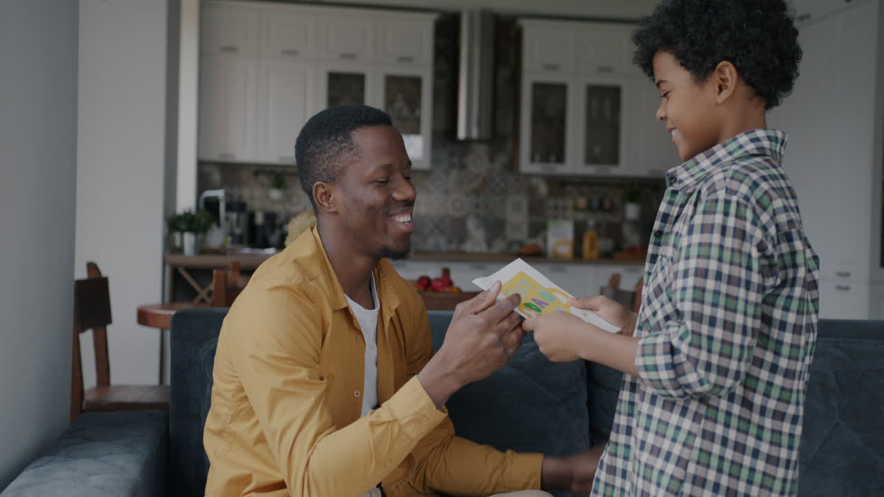 padre e hijo celebrando el dia del padre
