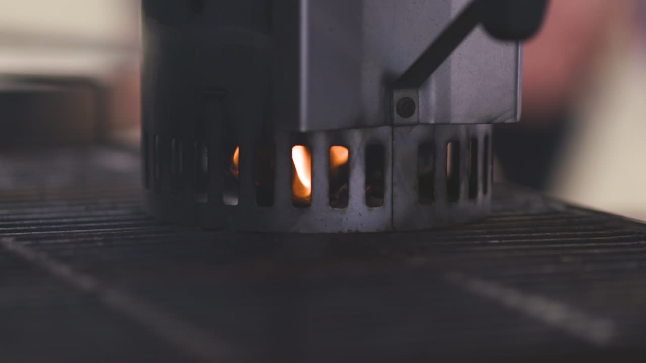 여름에 공공 공원에 있는 바비큐 그릴에서 숯 굴뚝 스타터가 뜨거워지고 불이 붙습니다.