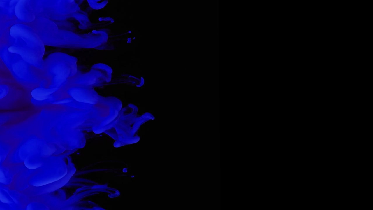 Inchiostro blu che si diffonde nell'acqua su sfondo nero