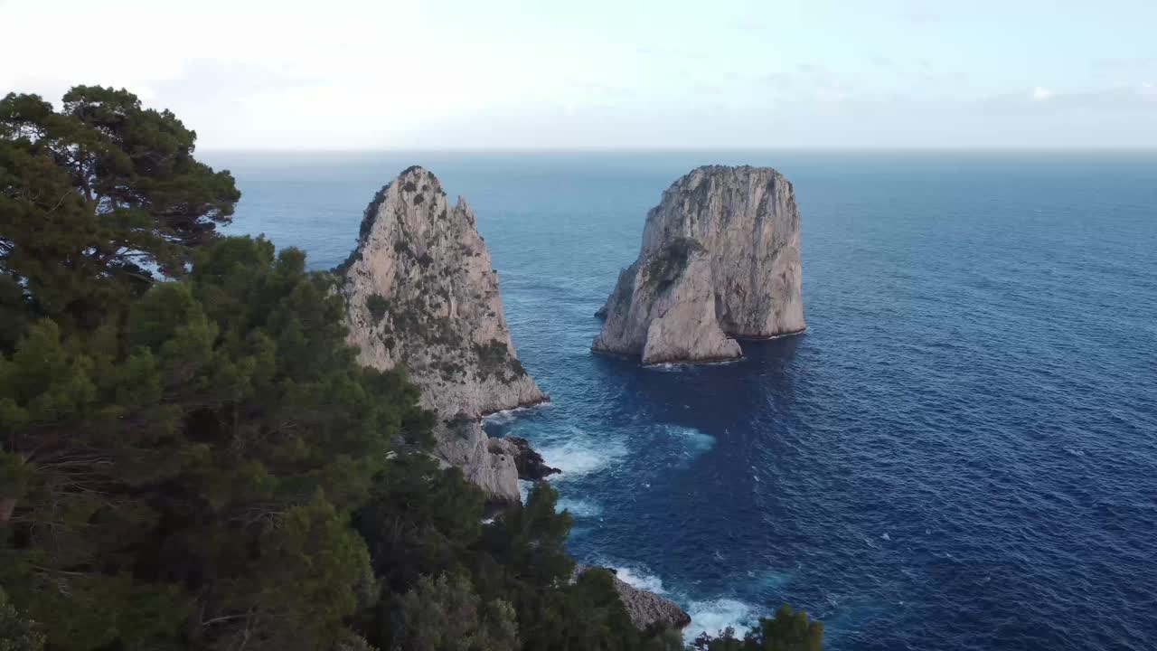 acantilados de faraglioni en la isla de capri, vista aérea de drones