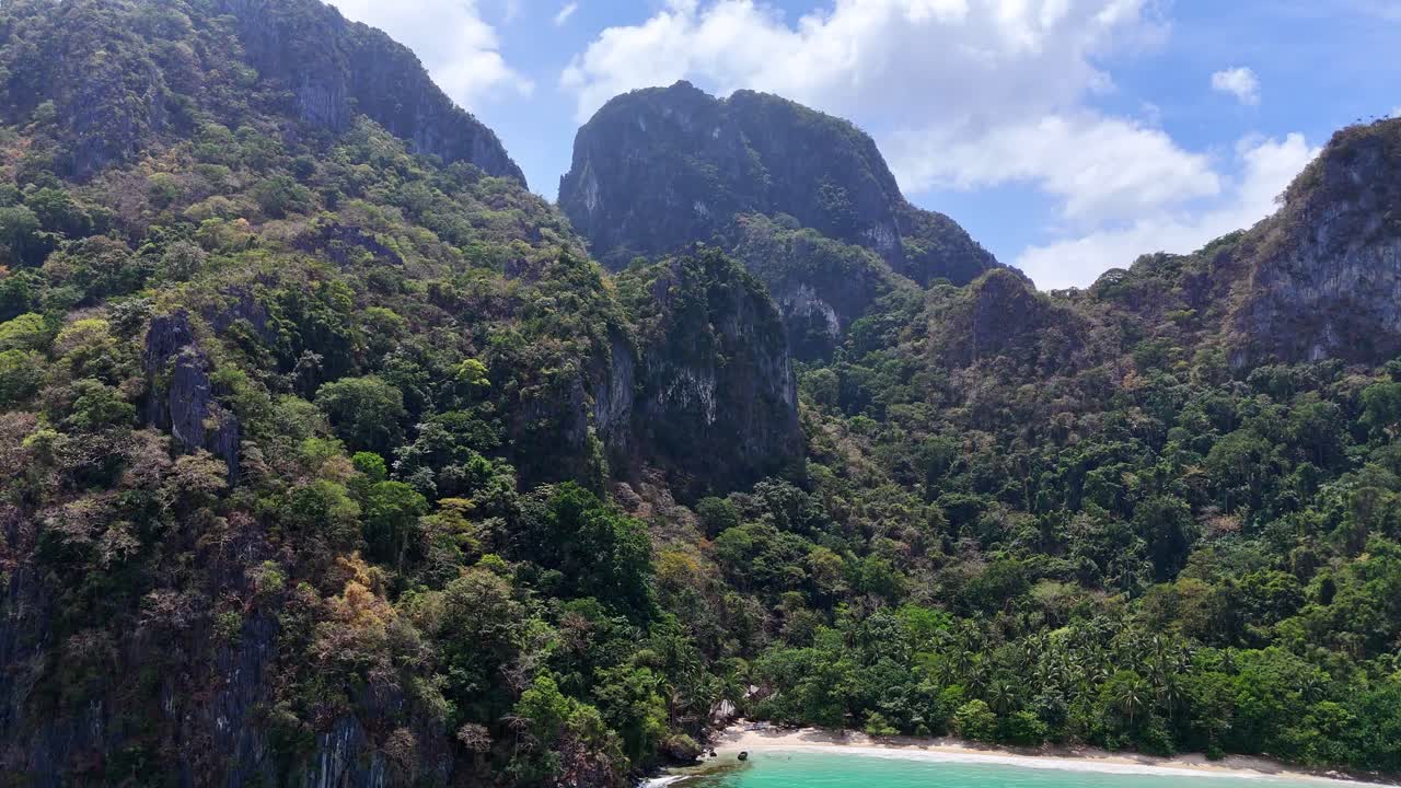 imágenes de drones de montañas en una isla con playa cerca de palawan en filipinas
