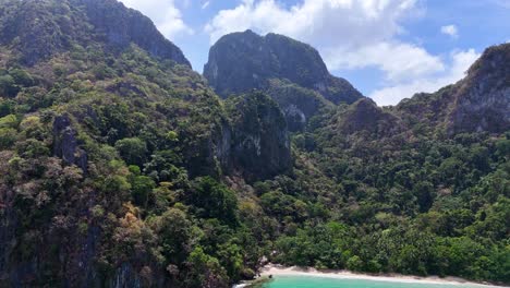 Imágenes-De-Drones-De-Montañas-En-Una-Isla-Con-Playa-Cerca-De-Palawan-En-Filipinas