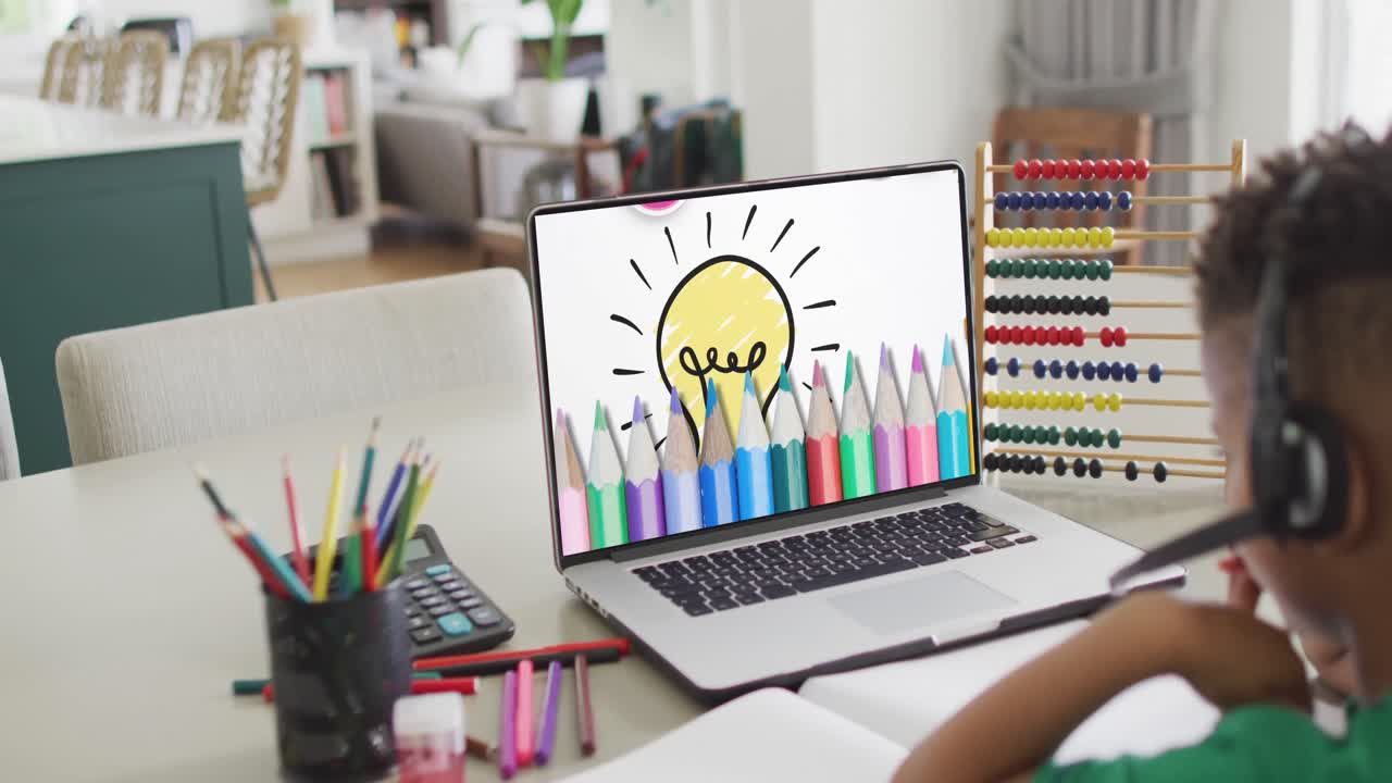 composición de un niño biracial en una computadora portátil aprendizaje en línea con lápices de colores