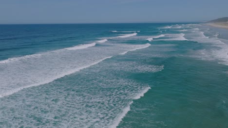 Paisaje-Marino-Prístino-Con-Olas-Espumosas-En-La-Playa-Del-Razo-En-Carballo,-A-Coruña,-España