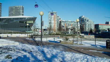 Toma-Estática-De-Teleféricos-En-Los-Muelles-Reales-De-Londres-En-Una-Mañana-De-Invierno-Nevada