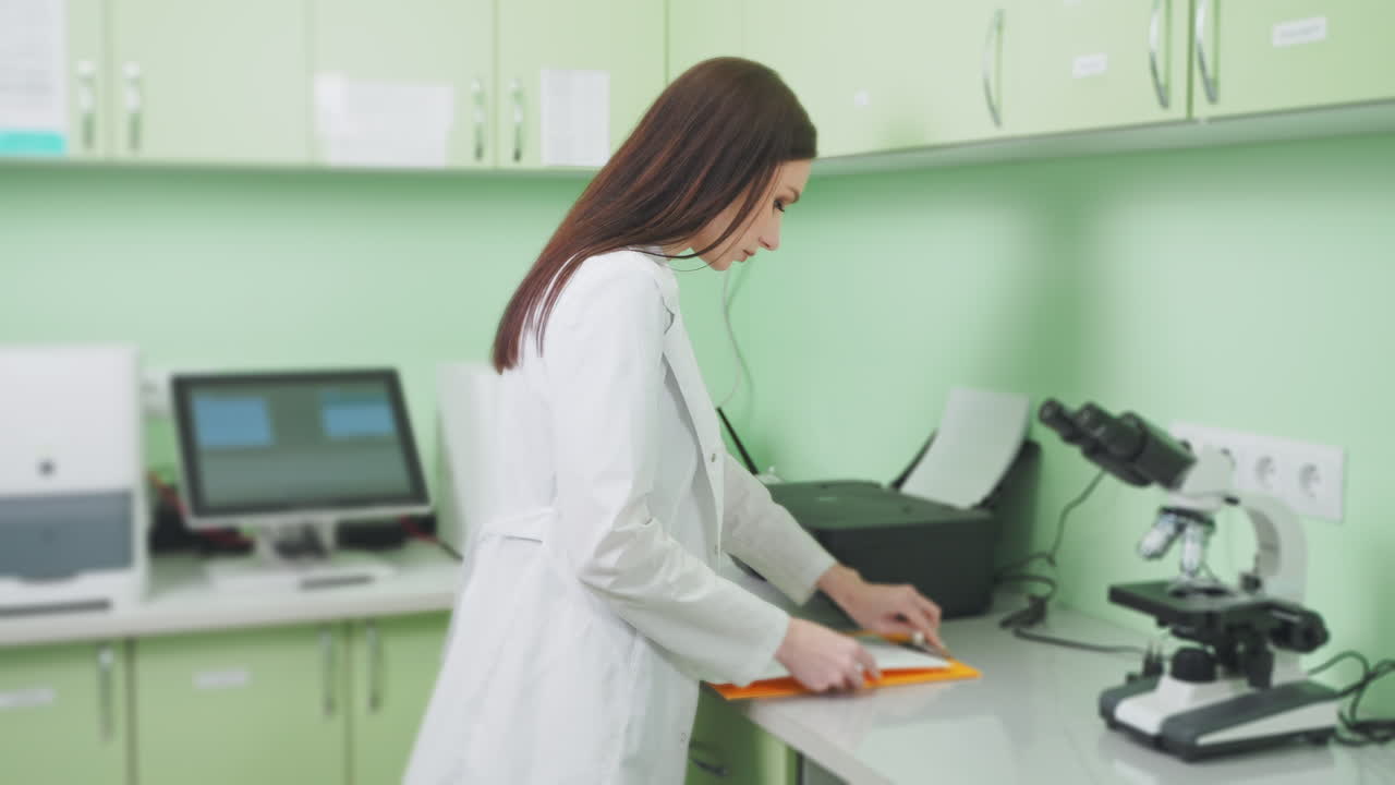 científica revisando documentos en un laboratorio