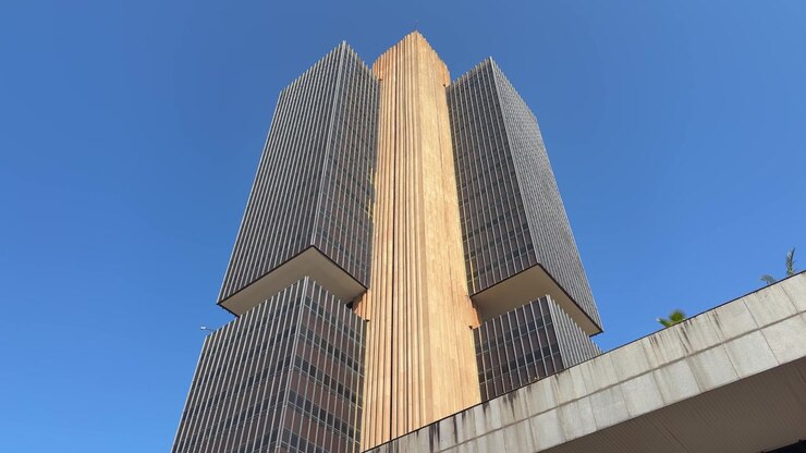 Uffici del Banco Central do Brasil a Brasilia, Brasile, che mostrano la caratteristica torre, l'architettura in cemento e l'ambiente urbano paesaggistico, ripresa ravvicinata a mano