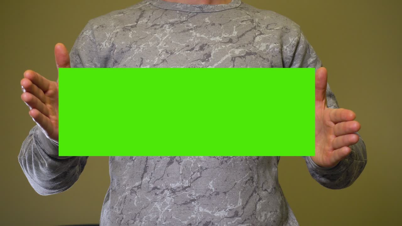 hombre extiende sus manos a los lados muestran bandera verde chromakey