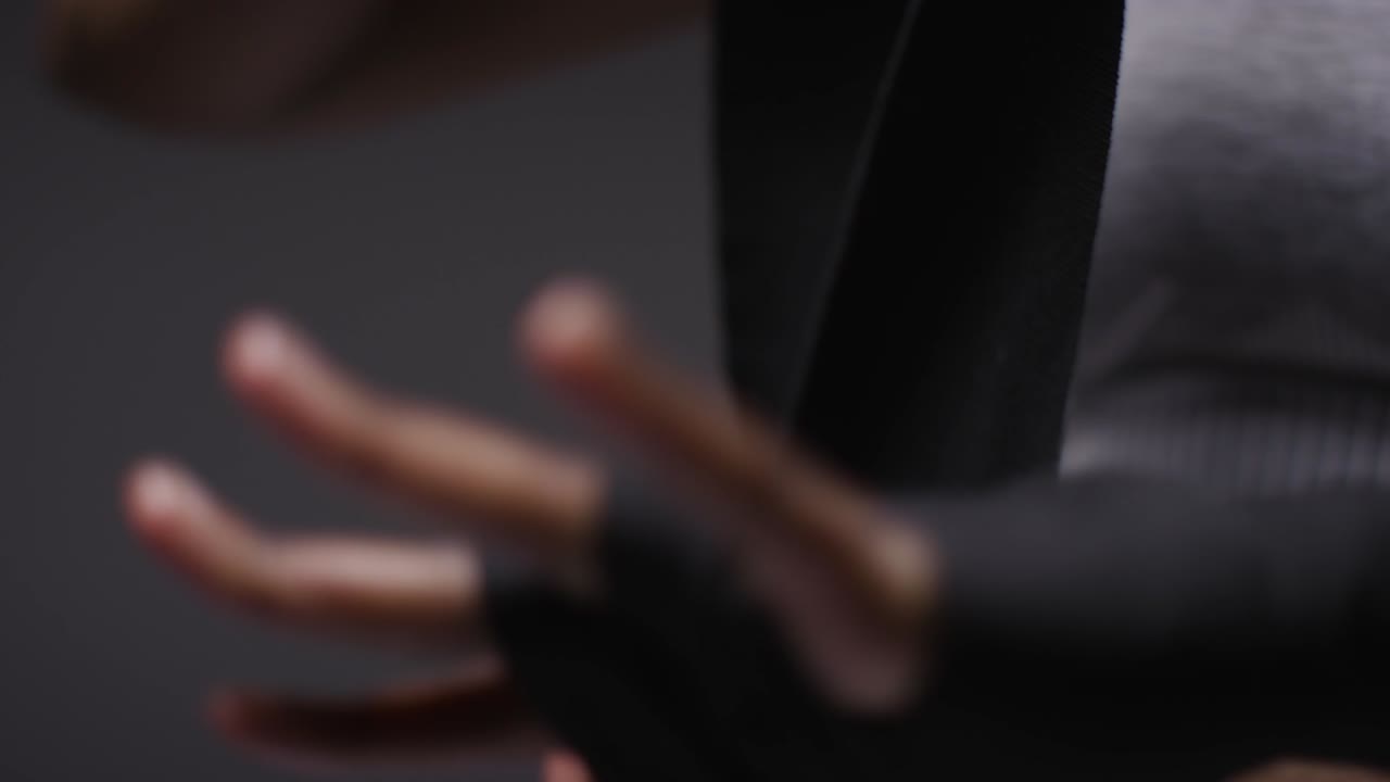 운동 하기 전 손 에 권투 포장 을 착용 하는 여자 의 스튜디오  ⁇