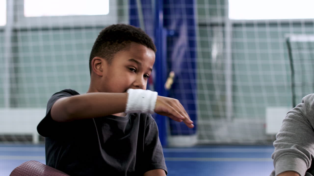 niño sentado en el suelo