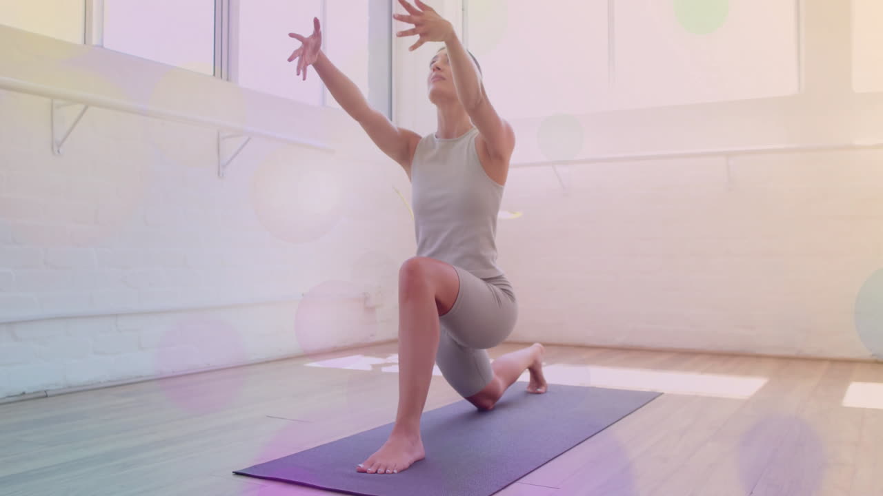practicando yoga, mujer estirándose en el tapete con animación de luz colorida