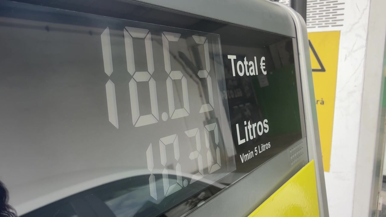 Display digitale di una pompa di benzina che mostra l'aumento del costo e dei litri