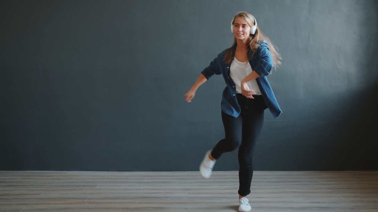 Baile de la mujer con los auriculares