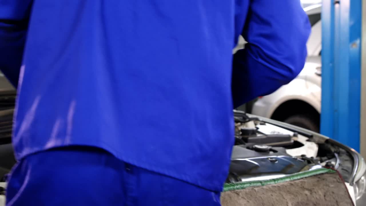 自動車のエンジンを修理するメカニック