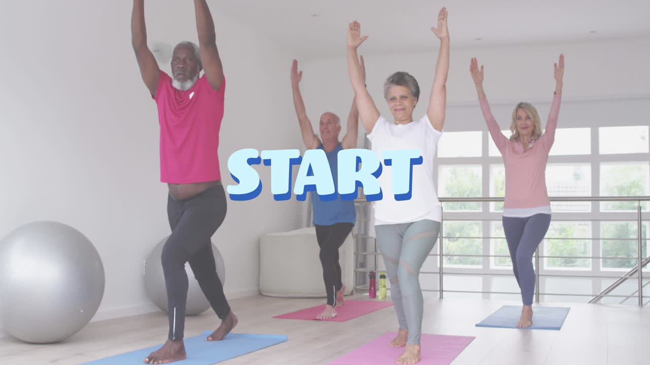 comienzo de texto contra dos parejas de ancianos diversos que realizan ejercicios de estiramiento juntos en casa
