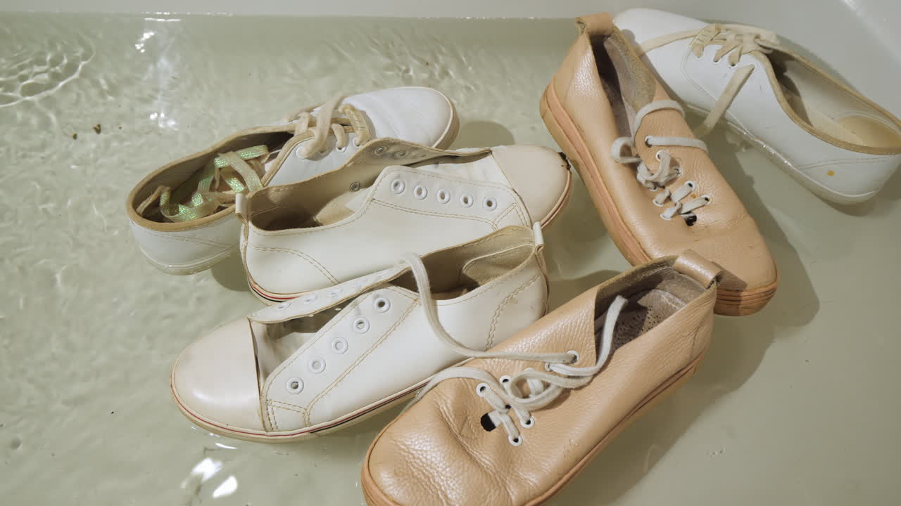 더러운 여자 신발이 욕조와 수액에 뜬다