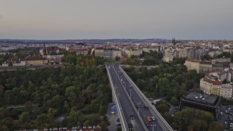 Prag,-Tschechien,-Luftaufnahme-V124,-Niedrige-Überführung,-Nusle-Brücke-Und-Park-Folimanka,-Aufnahme-Des-Fahrzeugverkehrs-Auf-Der-Straße-Und-Des-Stadtbildes-Des-Viertels-Vinohrady-In-Der-Abenddämmerung-–-Aufgenommen-Mit-Mavic-3-Cine-–-November-2022