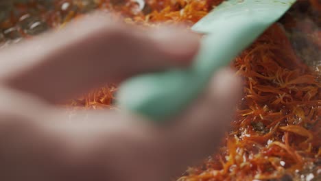 primer plano de las flores comestibles cocinando