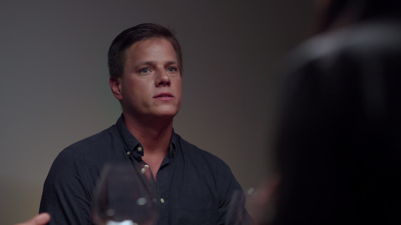 대화 중인 남자