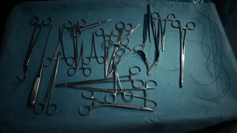 instrumentos quirúrgicos en una bandeja estéril